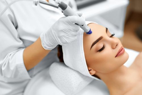 ما هي أهم علاجات الطب التجميلي في دبي؟ ، هيدرافيشيال ، تنظيف البشرة