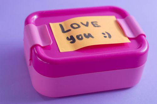 'Love You' sticky note on the lunchbox
