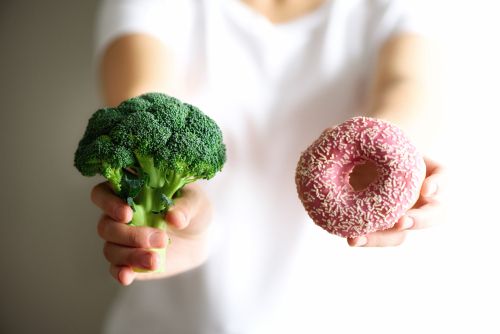 Comparison of a broccoli and a doughnut. 